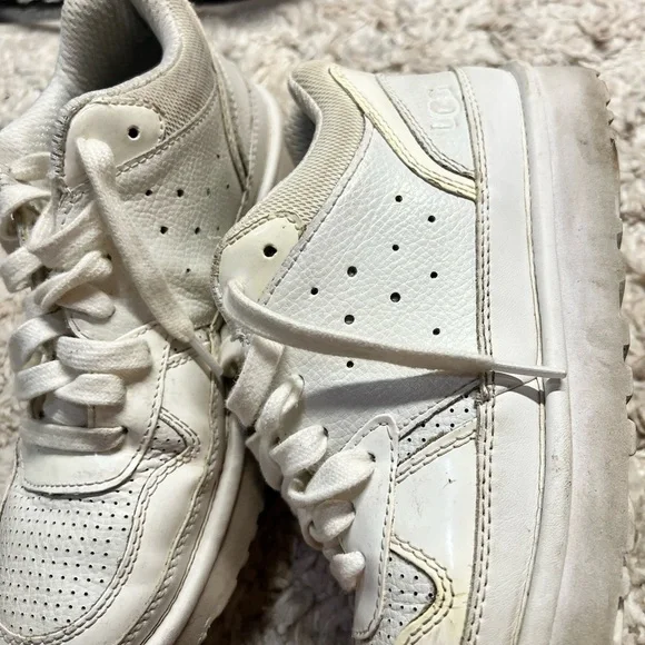 Ugg sneakers white but worn - Picture 3 of 3